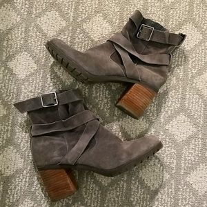 Clark's Artisan gray suede ankle boots sz 8.5